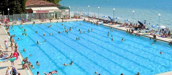 La piscine se trouvant directement au bord de la mer