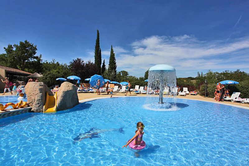 Éclaboussures dans la piscine extérieure.