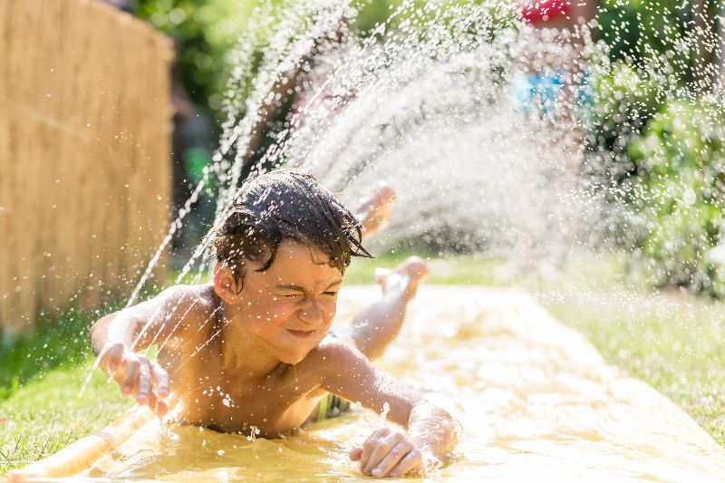 Plaisir sur le toboggan aquatique.