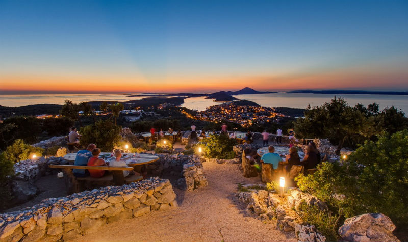 Un dîner au Vidikovac Bar n'est pas seulement synonyme de bonne nourriture. Vous aurez également la vision la plus romantique de la Croatie.