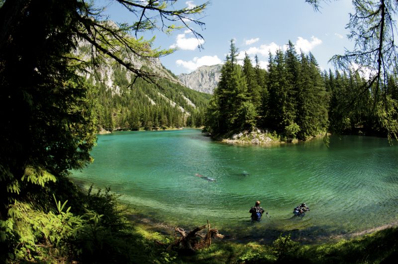 Les paysages alpins se reflètent dans l’eau du lac.