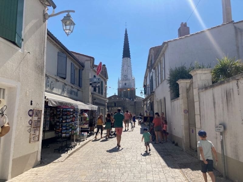 L’une des ruelles du Plus Beau Village d’Ars-en-Ré.