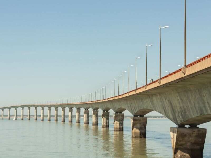 À La Rochelle, vous pouvez traverser le pont pour accéder à l’île de Ré.