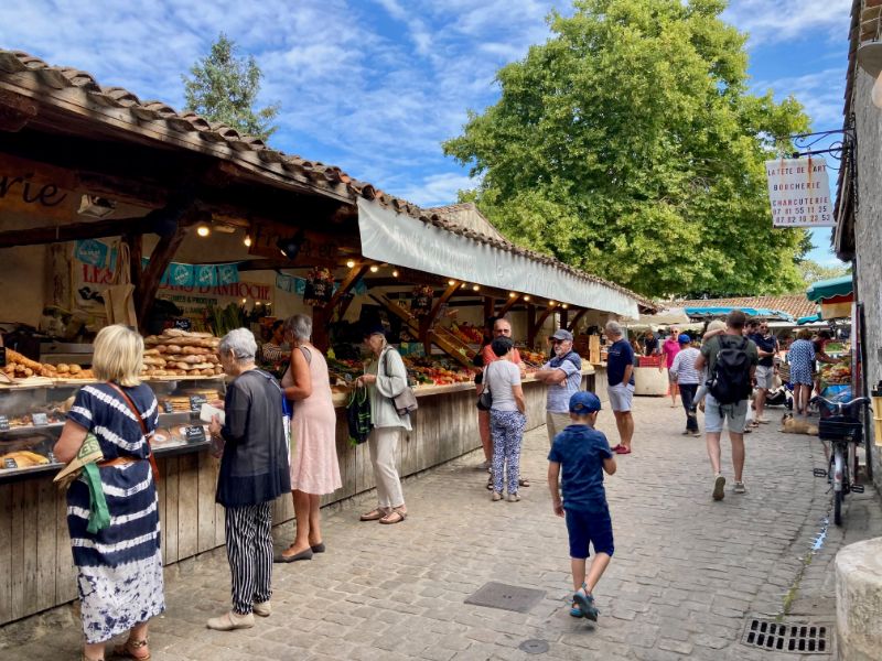 Le marché quotidien de La Flotte et ses produits frais.