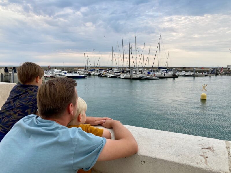 Vue sur la mer et les voiliers.