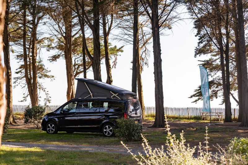 Camping-car sur un emplacement en France au bord de la mer